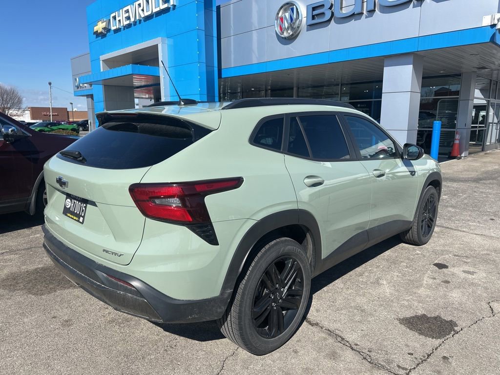 Used 2024 Chevrolet Trax ACTIV w/ Sunroof Package image 3