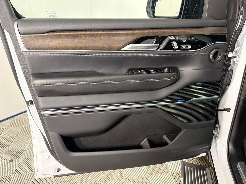 Used 2023 Jeep Grand Wagoneer Series II image 12