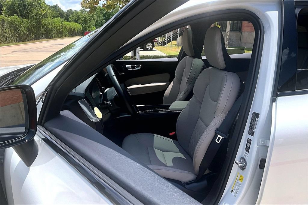 Used 2026 Volvo XC60 B5 Plus AWD/4WD image 33