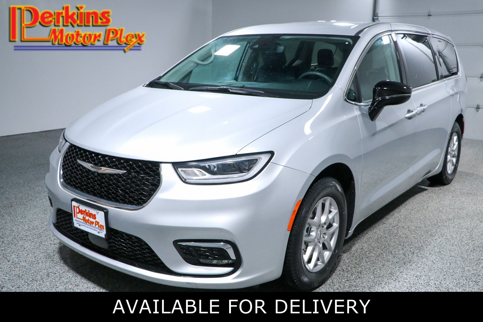 Used 2024 Chrysler Pacifica Touring-L FWD image 1