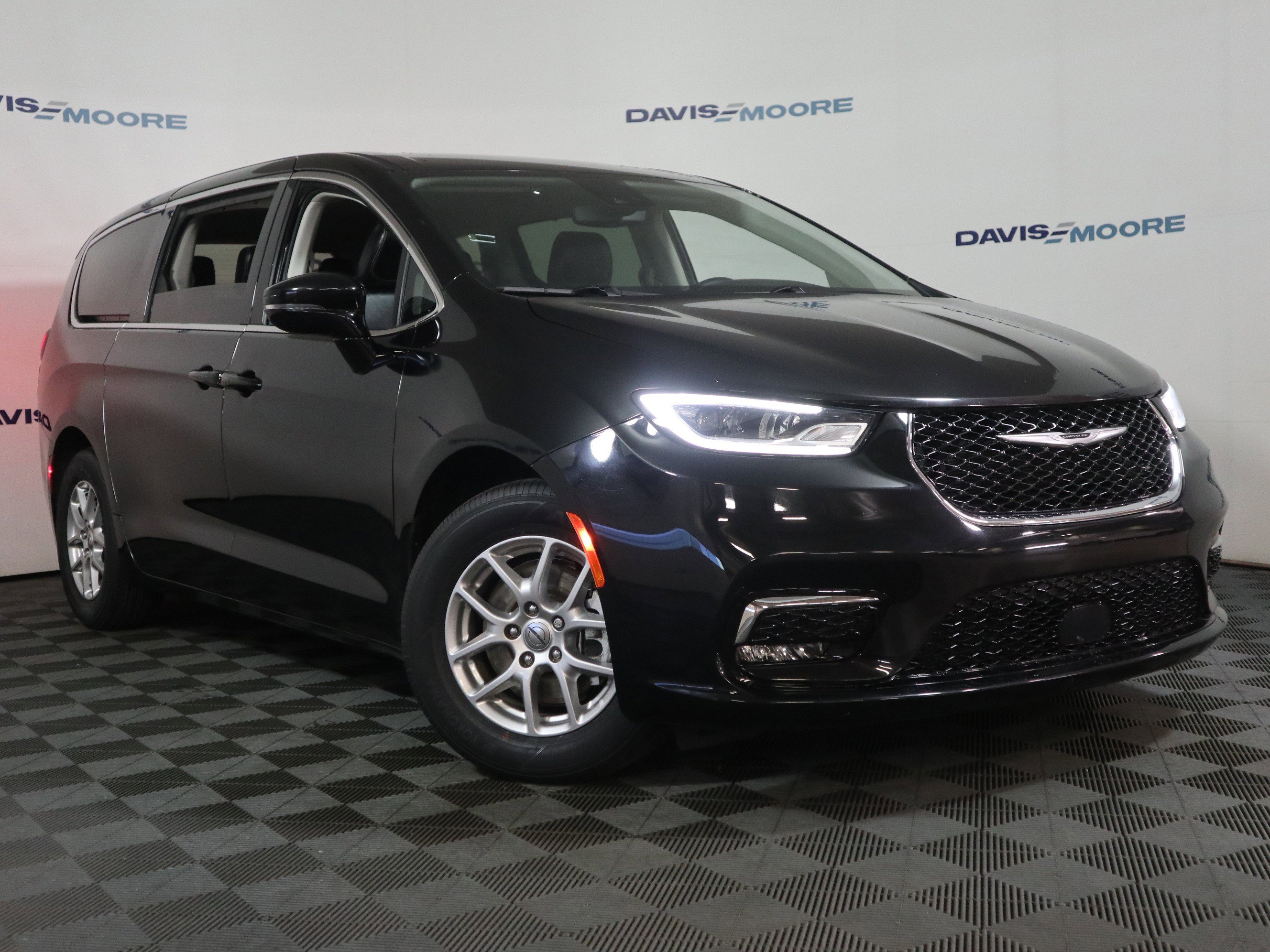 Used 2024 Chrysler Pacifica Touring-L image 2