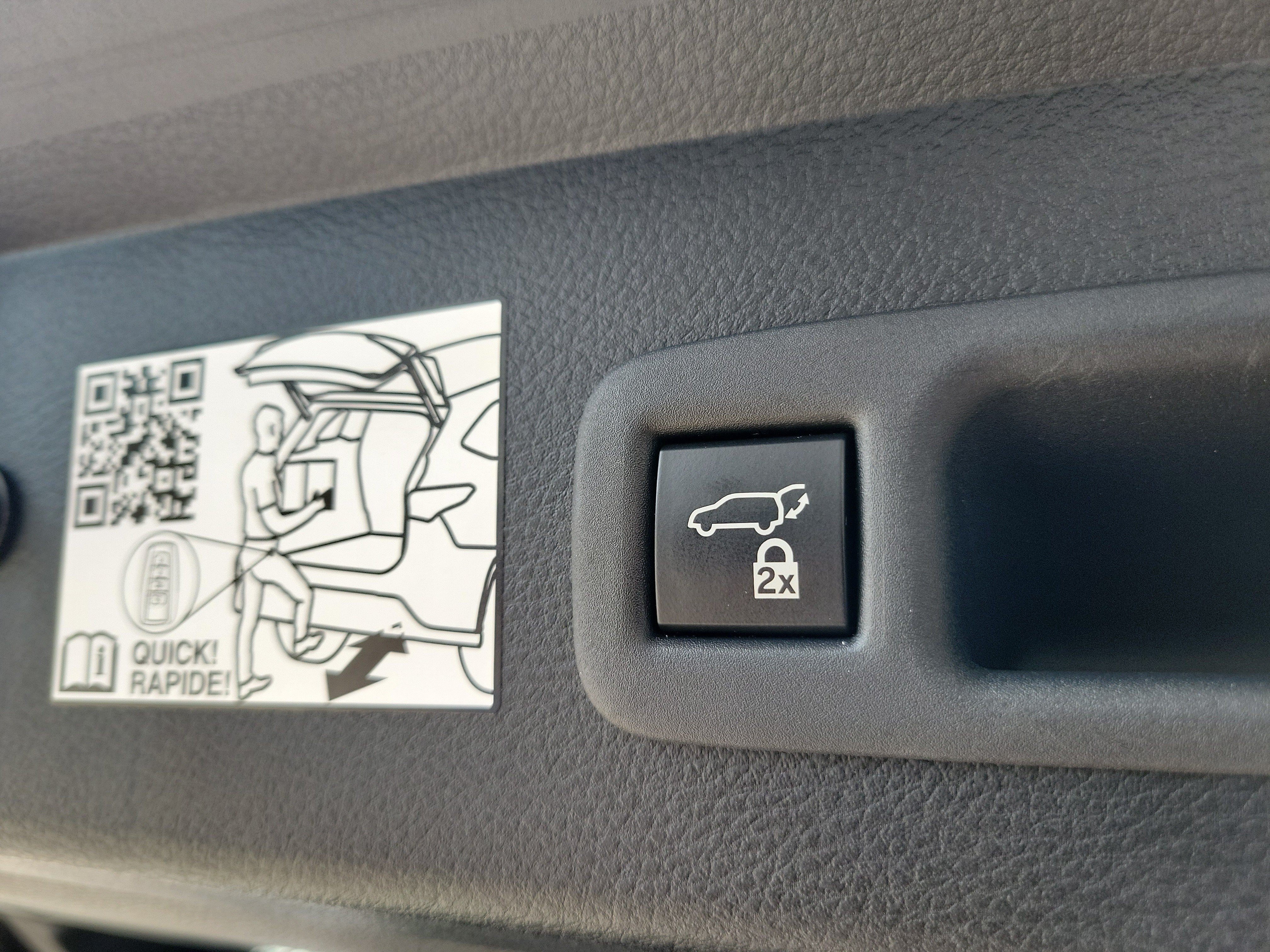 Used 2022 Toyota Sienna XSE FWD image 12