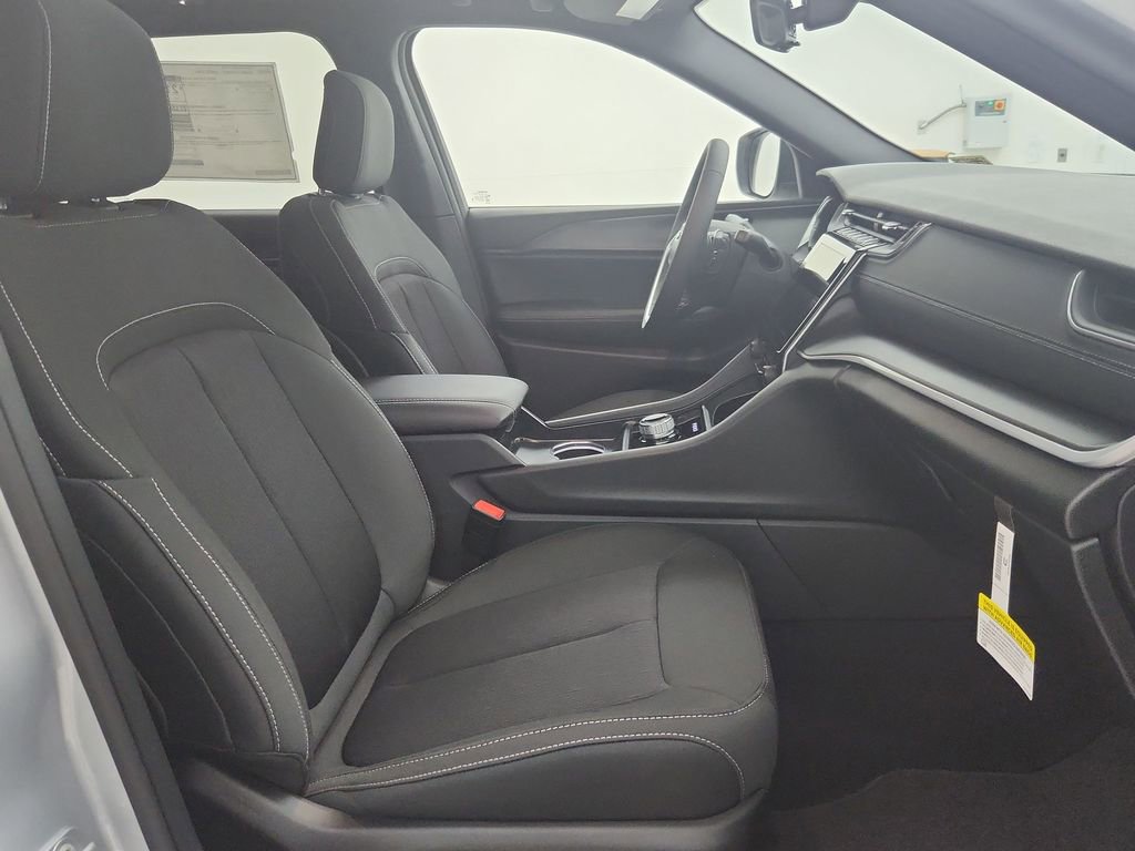 New 2025 Jeep Grand Cherokee L Laredo image 34