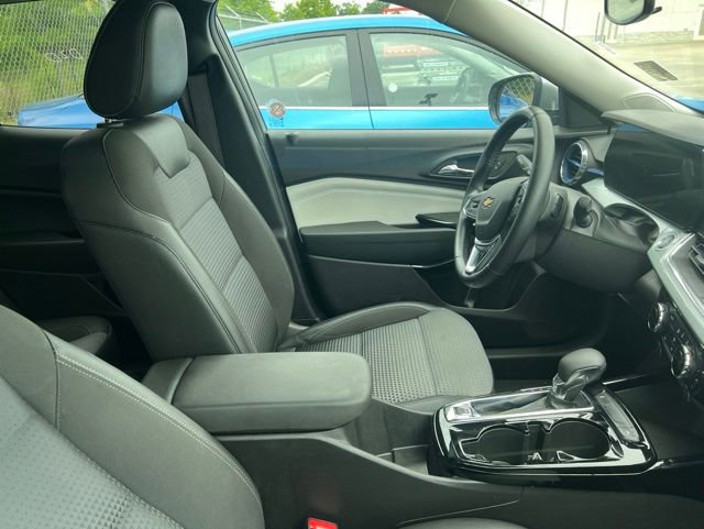 Used 2025 Chevrolet Trax LT w/ LT Convenience Package FWD image 5