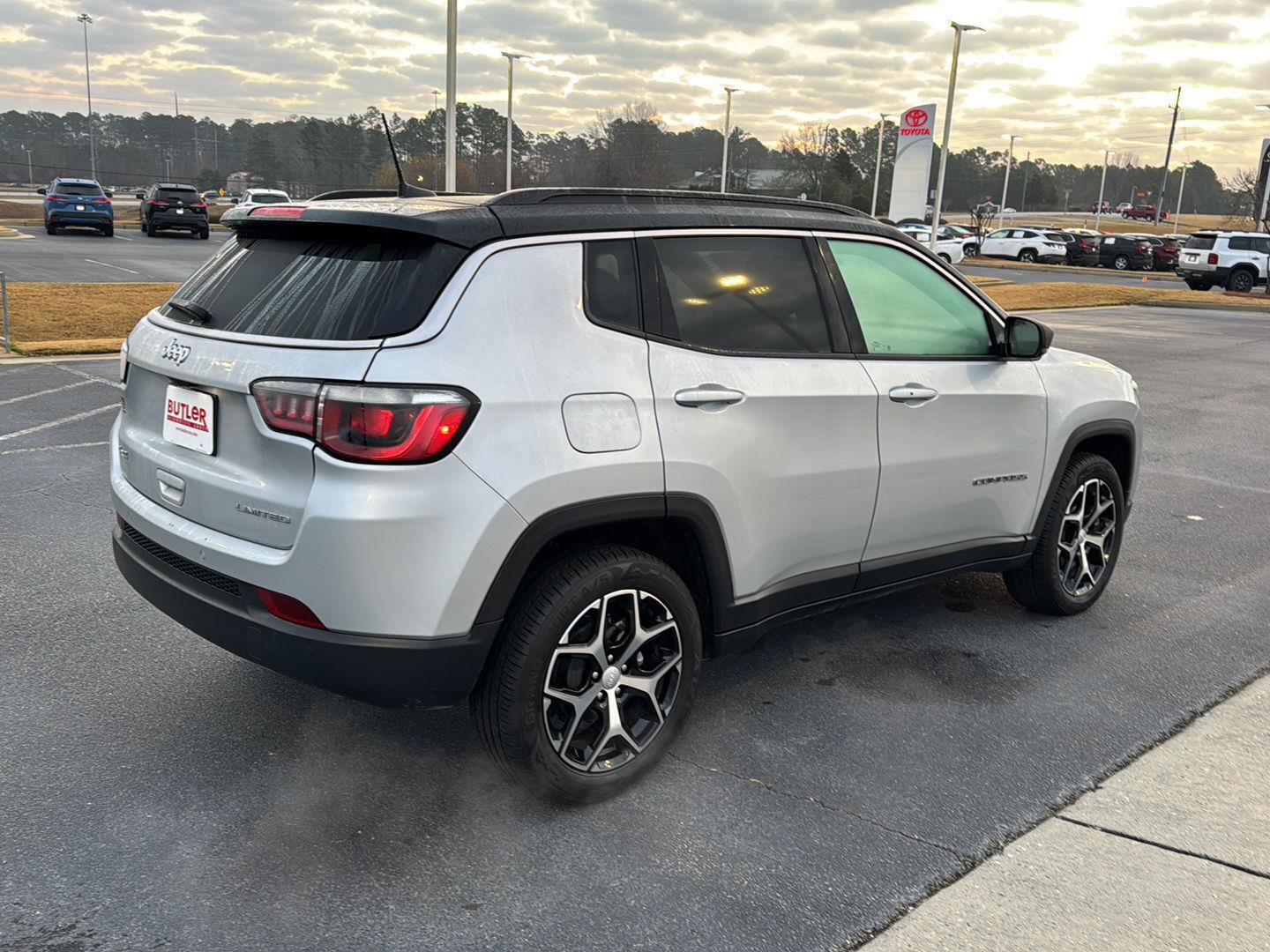 Used 2024 Jeep Compass Limited image 5