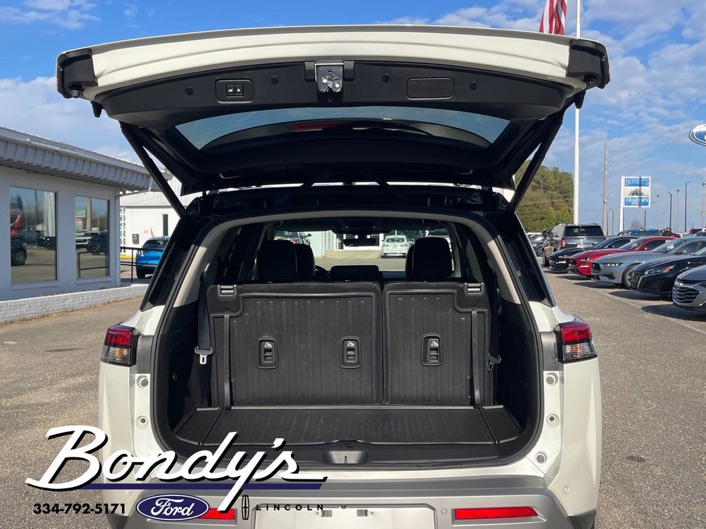 Used 2023 Nissan Pathfinder SL w/ Lighting Package (N92) image 17