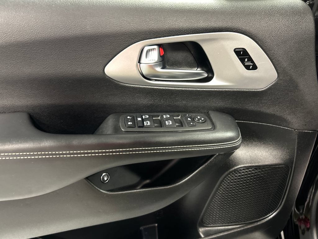 Used 2025 Chrysler Pacifica Premium FWD image 14