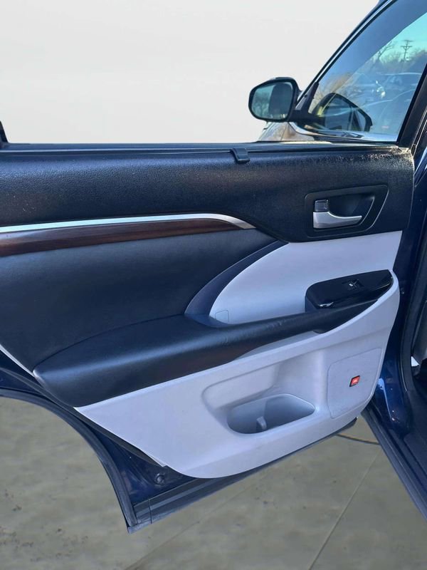 Used 2014 Toyota Highlander Limited w/ Driver Technology Package image 21
