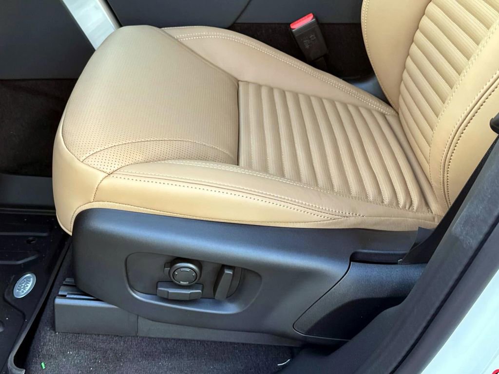 New 2025 Land Rover Discovery Dynamic SE image 17