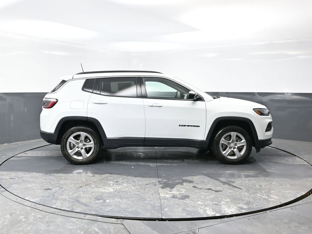 Used 2024 Jeep Compass Latitude image 3