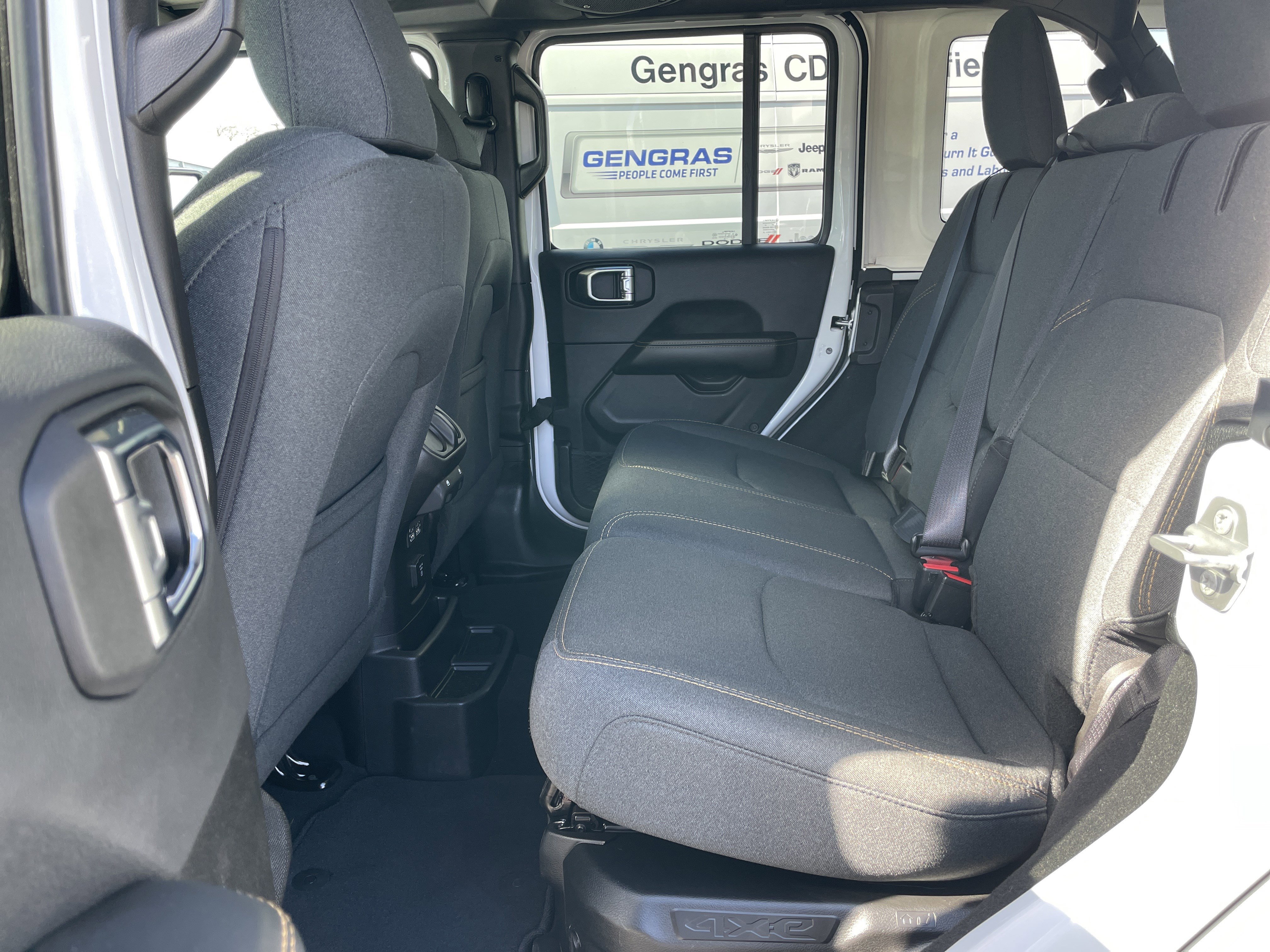 Used 2025 Jeep Wrangler Sahara image 25