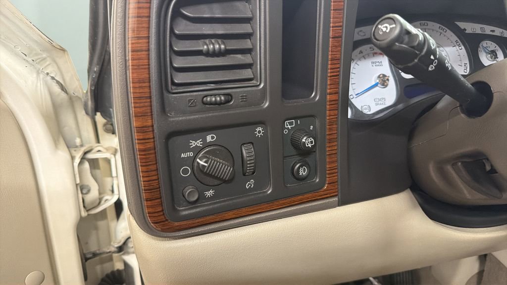 Used 2004 Cadillac Escalade AWD image 16