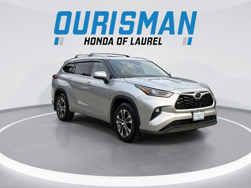 Used 2022 Toyota Highlander XLE AWD/4WD image 2