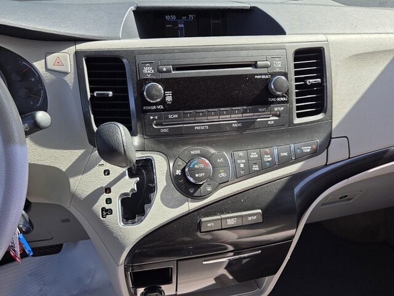 Used 2014 Toyota Sienna LE FWD image 19