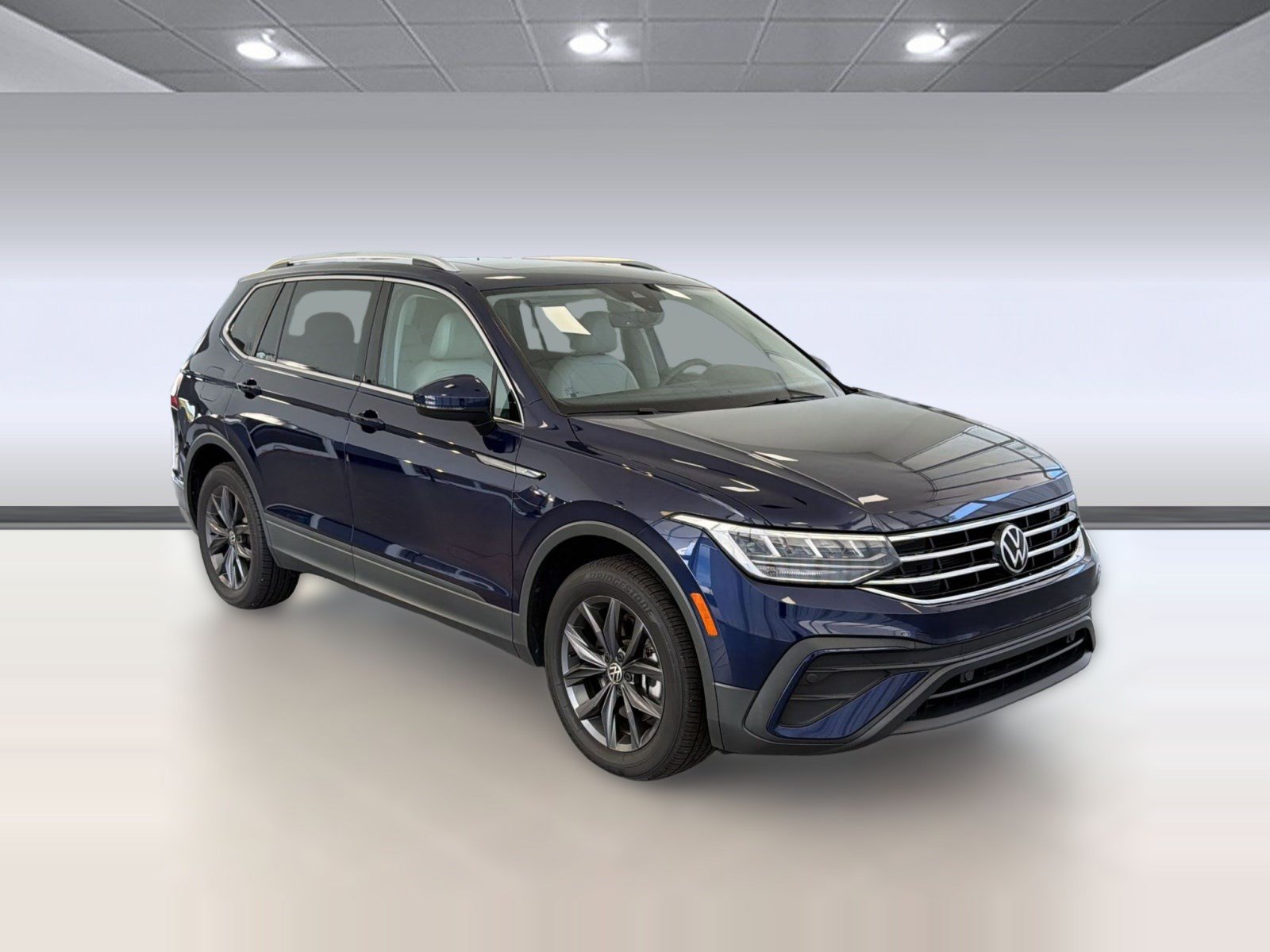 Used 2023 Volkswagen Tiguan SE w/ Panoramic Sunroof Package AWD/4WD image 7