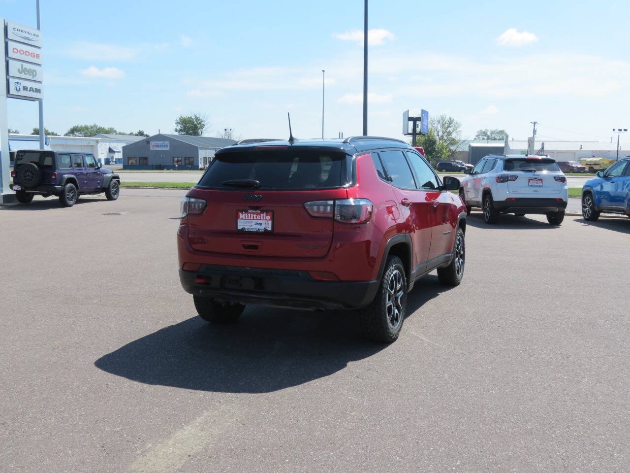 Used 2025 Jeep Compass Trailhawk w/ Trailhawk Convenience Group AWD/4WD image 5