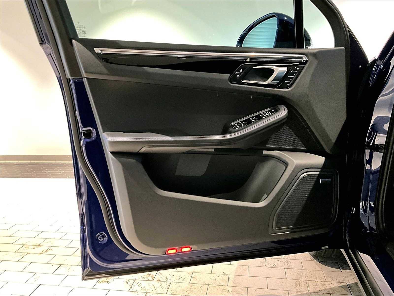 Used 2025 Porsche Macan image 26