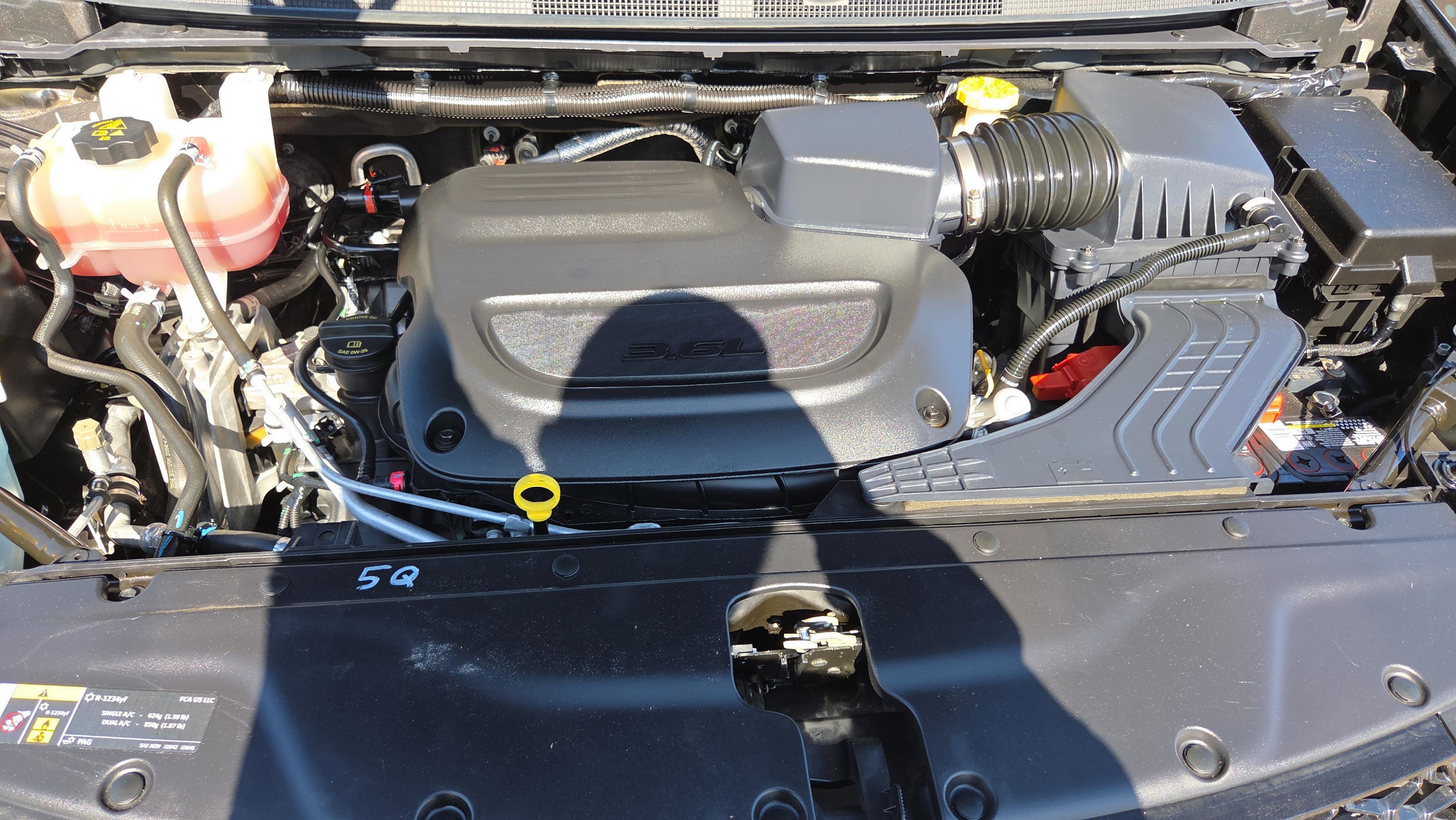 Used 2023 Chrysler Pacifica Limited w/ Uconnect Theater Family Group image 28