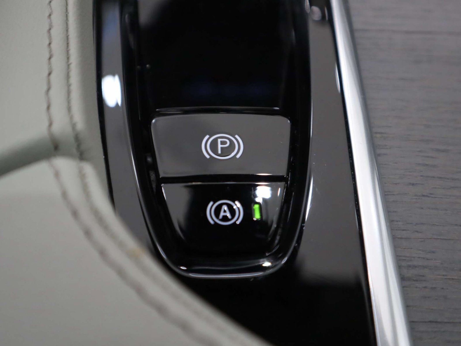 Used 2025 Volvo XC90 T8 Plus w/ Protection Package Premier AWD/4WD image 37
