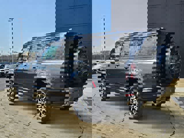 Used 2023 Land Rover Defender 130 X-Dynamic SE image 6