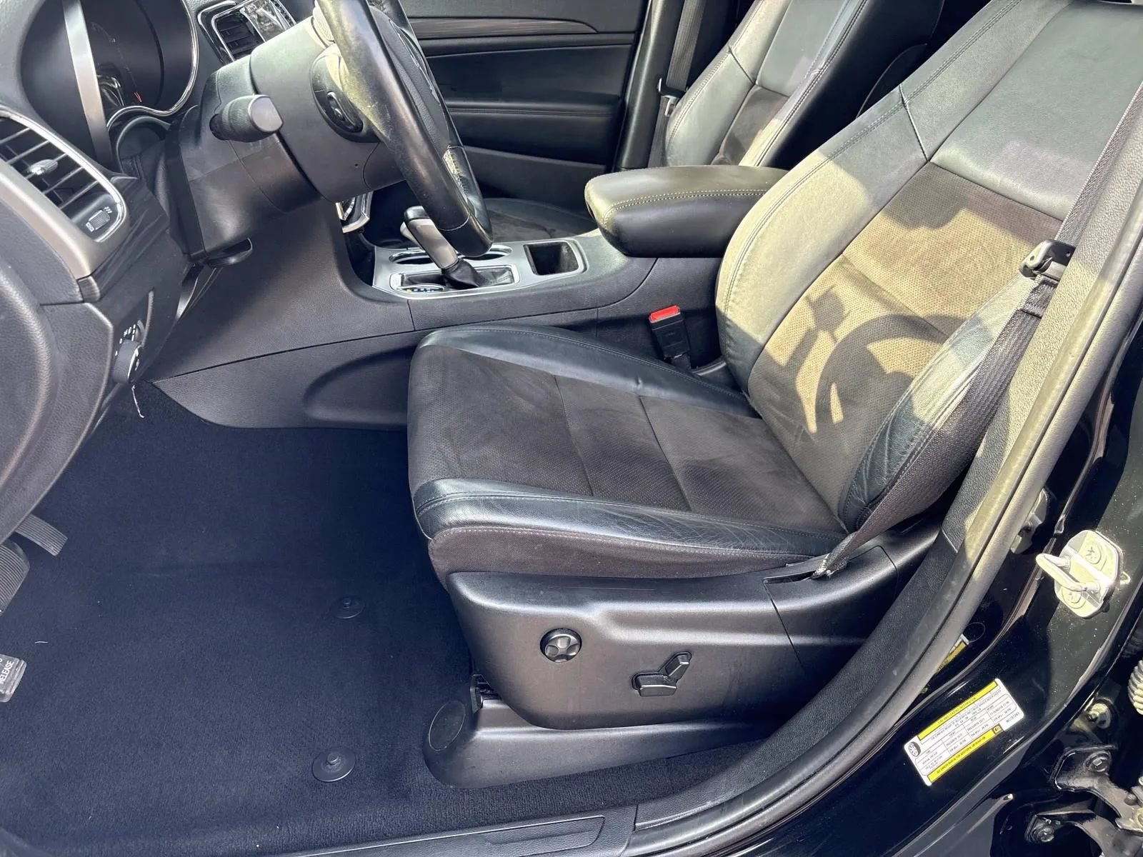 Used 2021 Jeep Grand Cherokee Laredo X AWD/4WD image 30