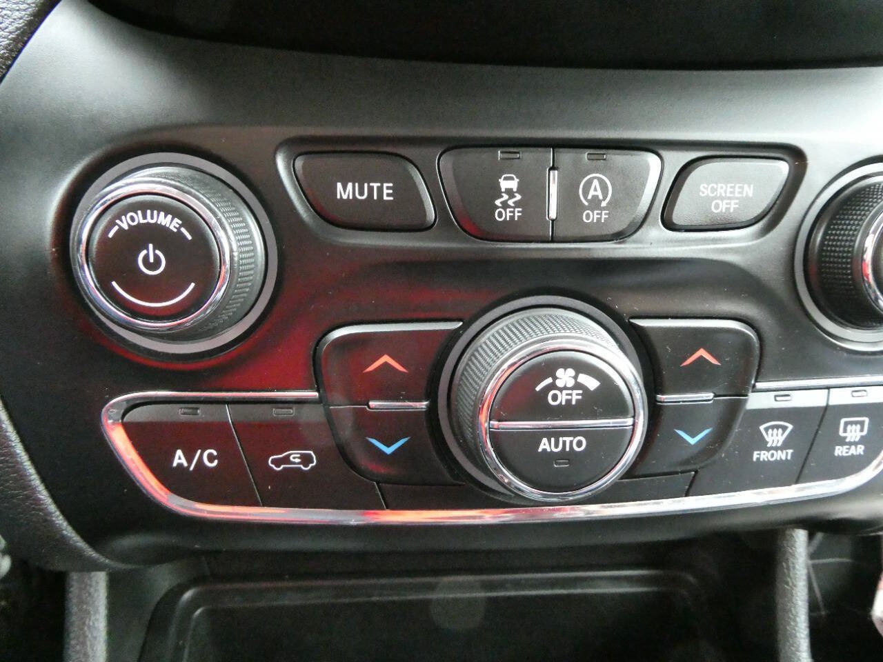 Used 2019 Jeep Cherokee Limited AWD/4WD image 15