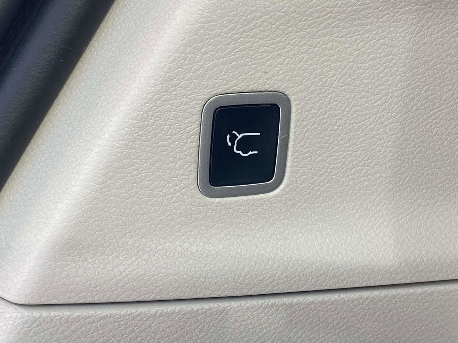 Used 2023 Chrysler Pacifica Touring-L image 11