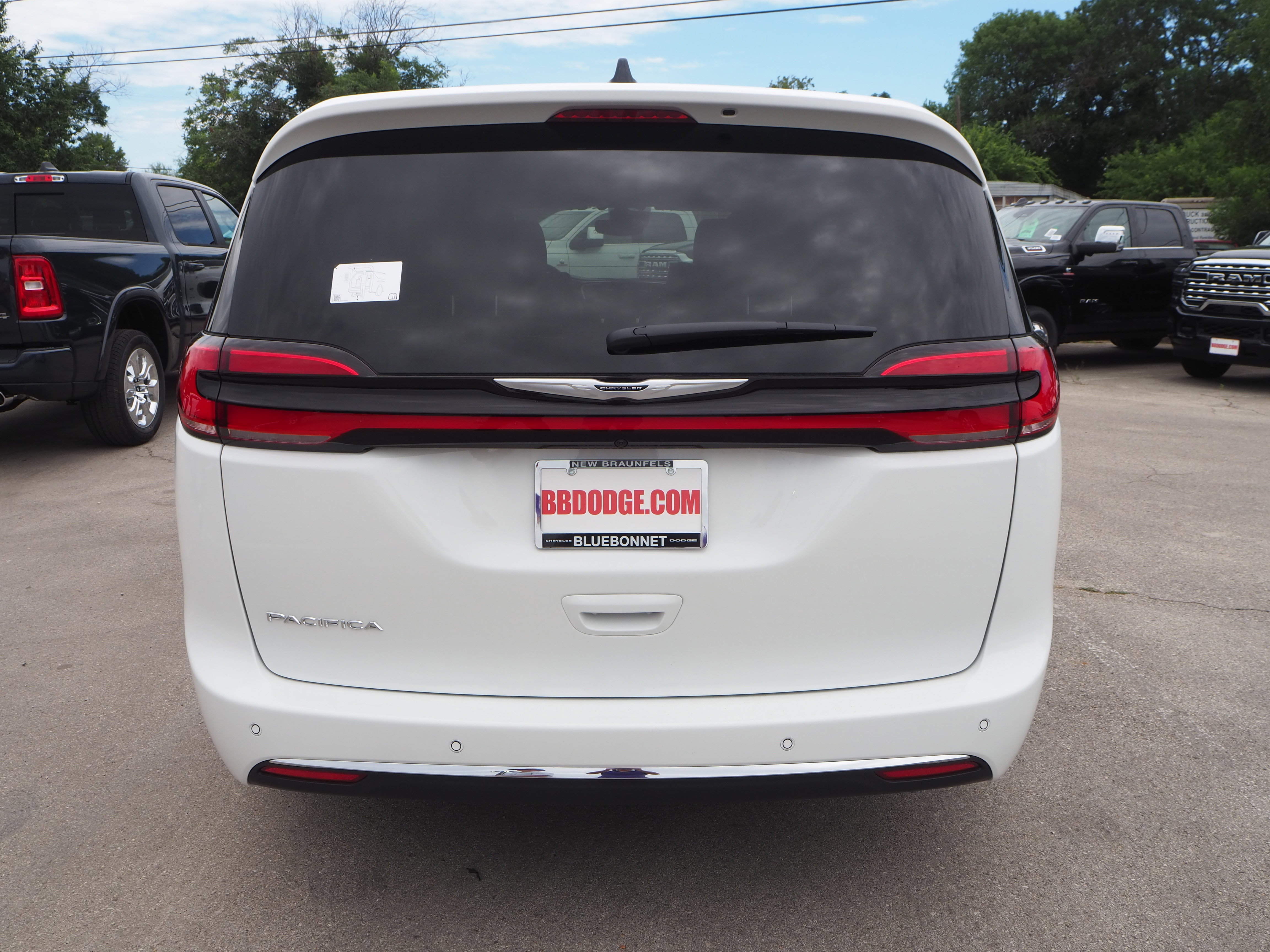 New 2025 Chrysler Pacifica Select w/ Uconnect Theater Family Group FWD image 7