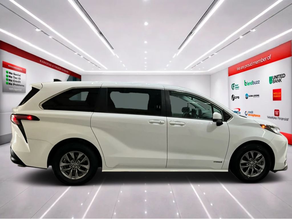 Used 2021 Toyota Sienna LE image 3