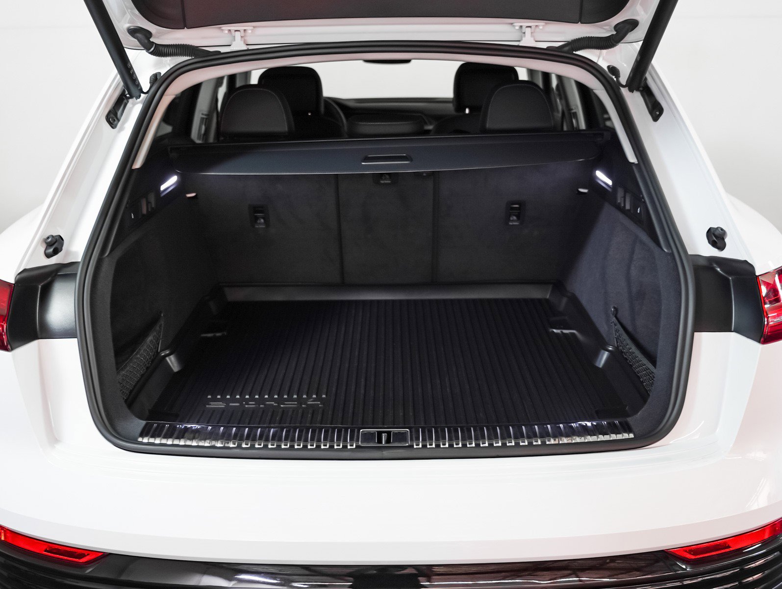 Used 2024 Audi Q8 e-tron Premium Plus image 12