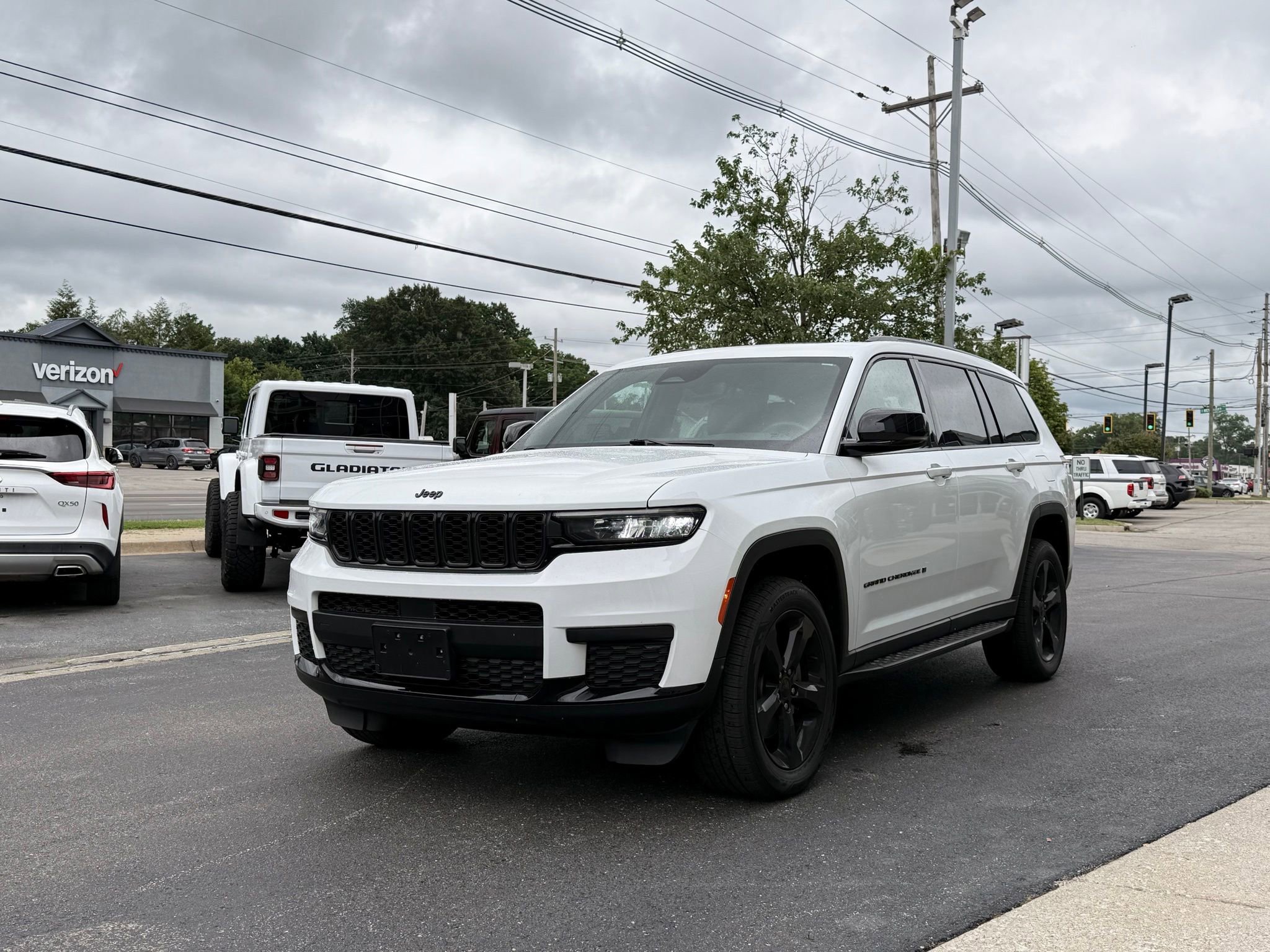 Used 2023 Jeep Grand Cherokee L Laredo AWD/4WD image 2