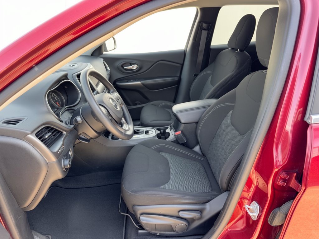 Used 2019 Jeep Cherokee Latitude w/ Popular Appearance Group AWD/4WD image 5