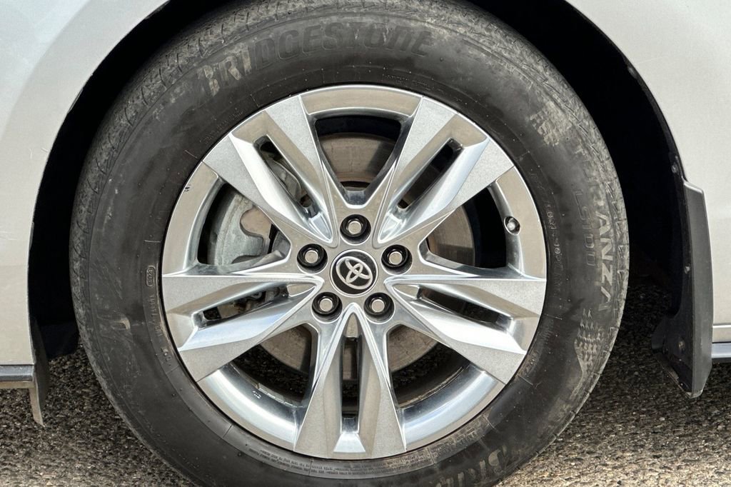 Used 2023 Toyota Sienna Limited image 27