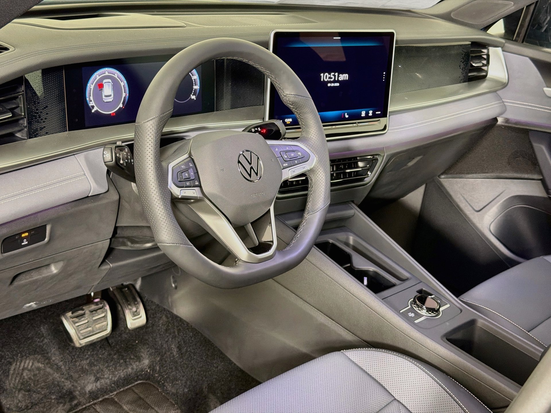 New 2026 Volkswagen Tiguan SE R-Line FWD image 9