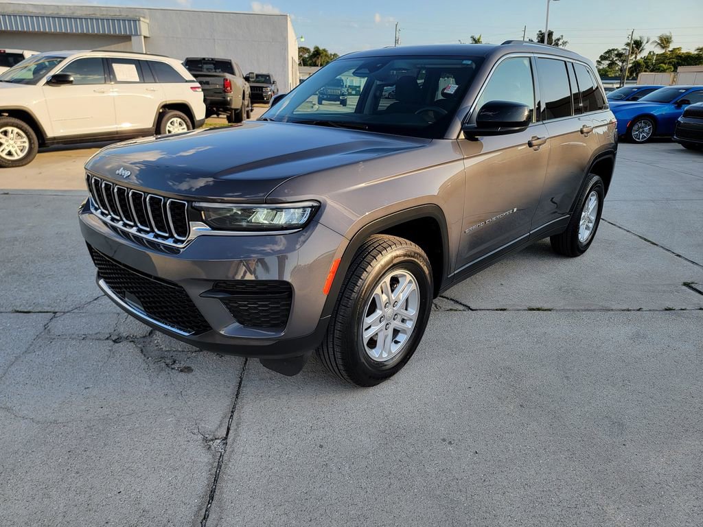 Used 2024 Jeep Grand Cherokee Laredo image 1