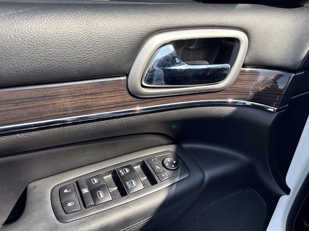 Used 2018 Jeep Grand Cherokee Overland AWD/4WD image 18