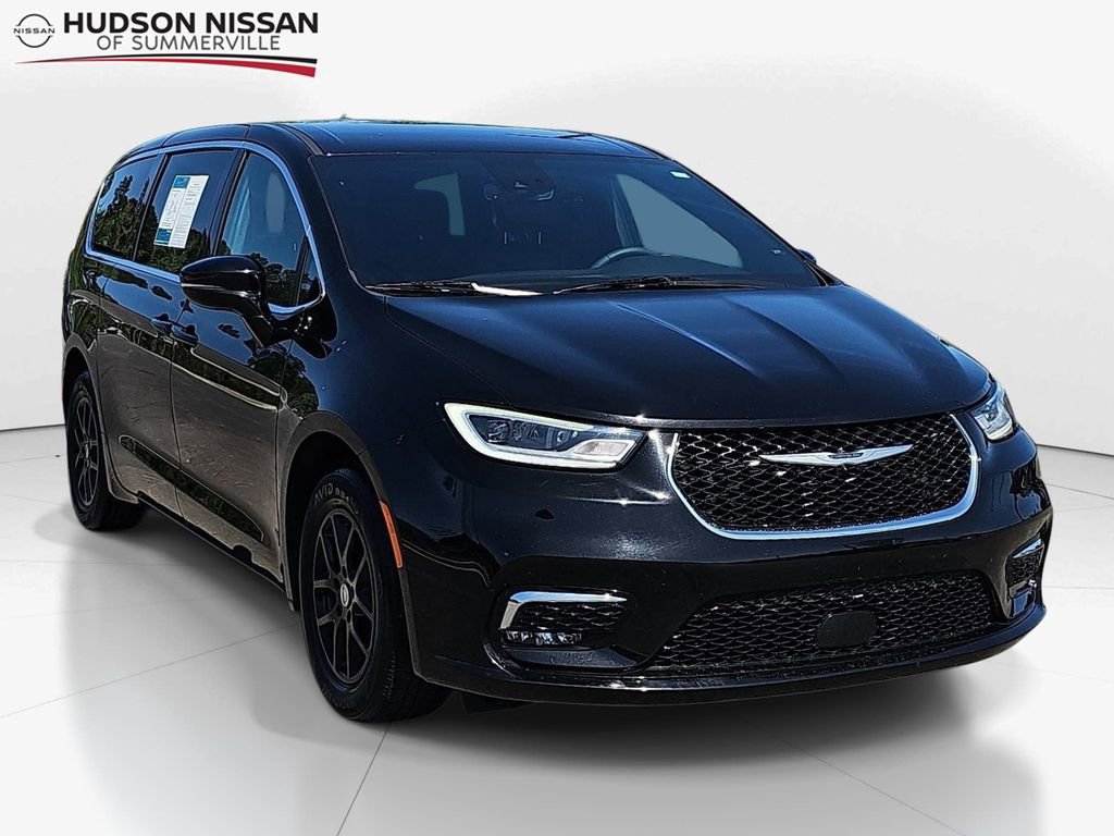 Used 2025 Chrysler Pacifica Select image 1