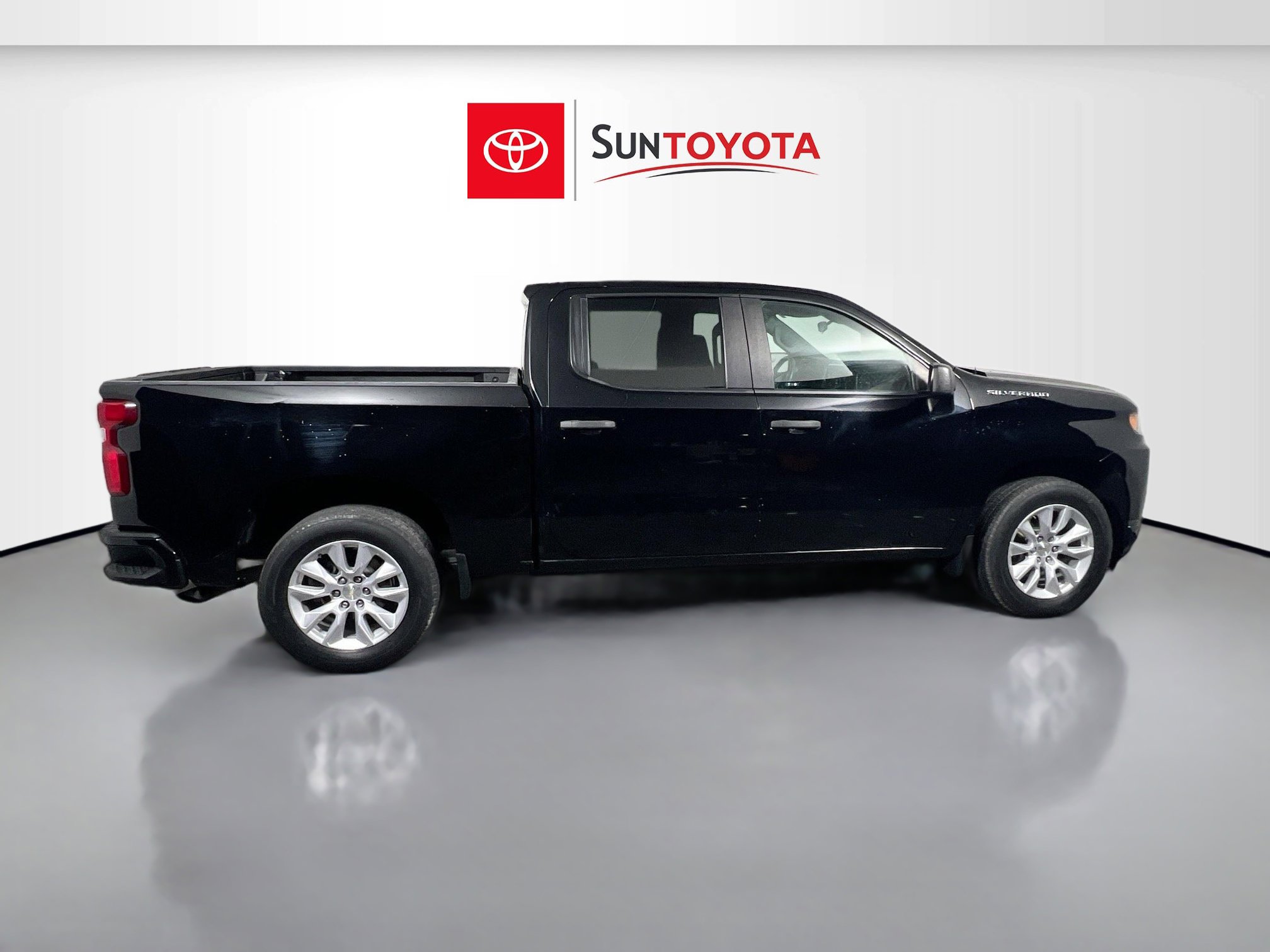 Used 2022 Chevrolet Silverado 1500 Custom image 2