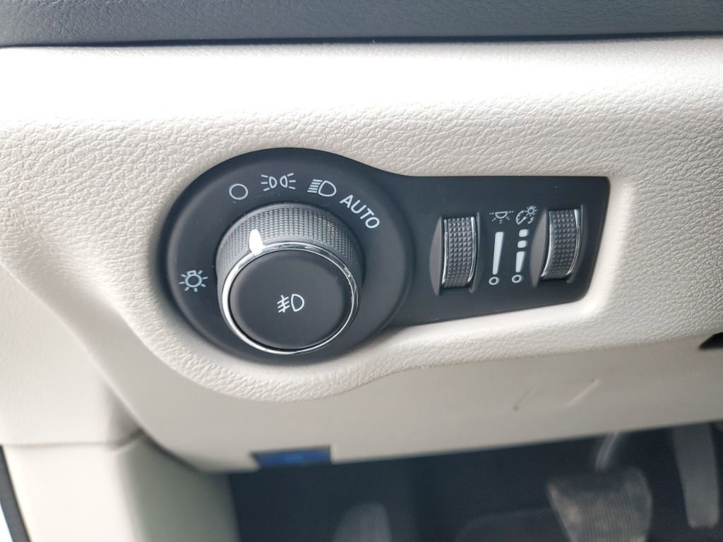 Used 2022 Chrysler Pacifica Touring-L FWD image 12