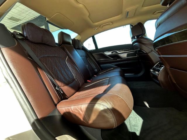Used 2022 BMW 740i w/ Luxury Rear Seating Package image 8