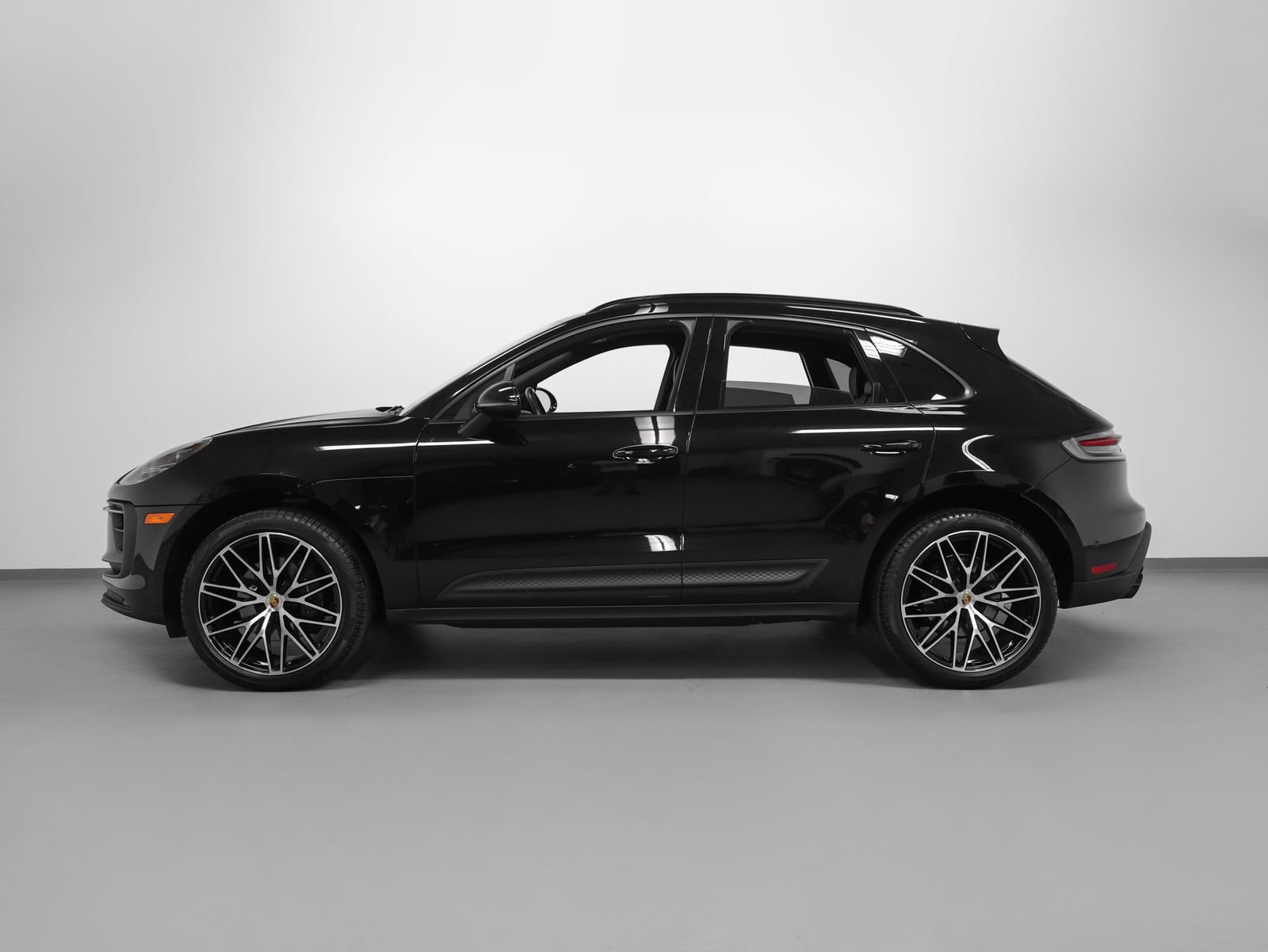 Certified 2023 Porsche Macan image 2