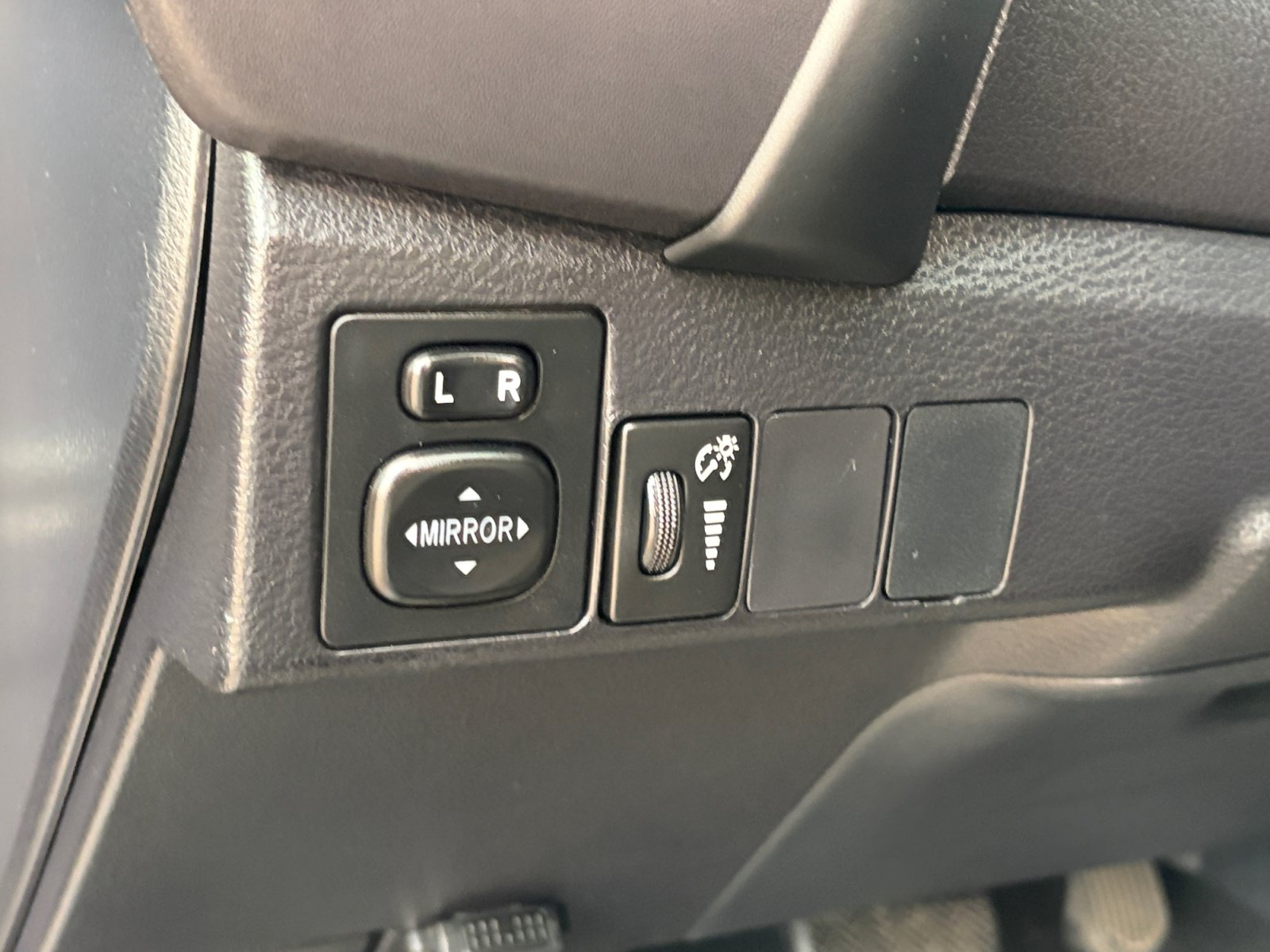 Used 2017 Toyota Corolla SE w/ Carpet Mat Package (TMS) FWD image 17