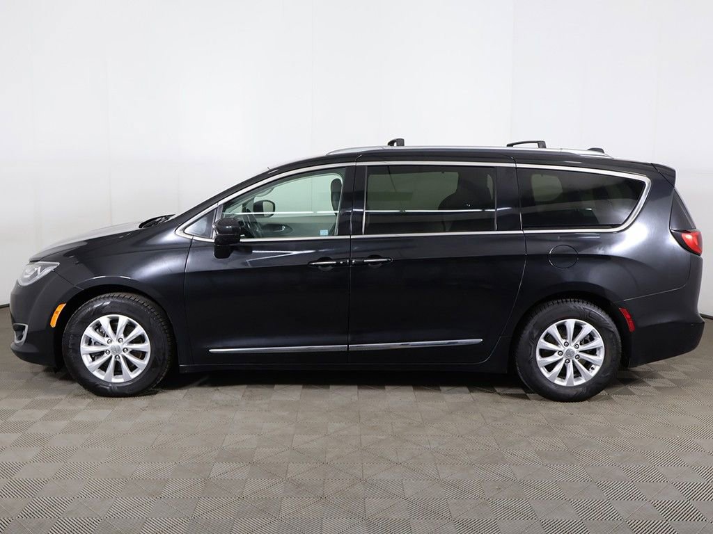 Used 2018 Chrysler Pacifica Touring-L FWD image 17