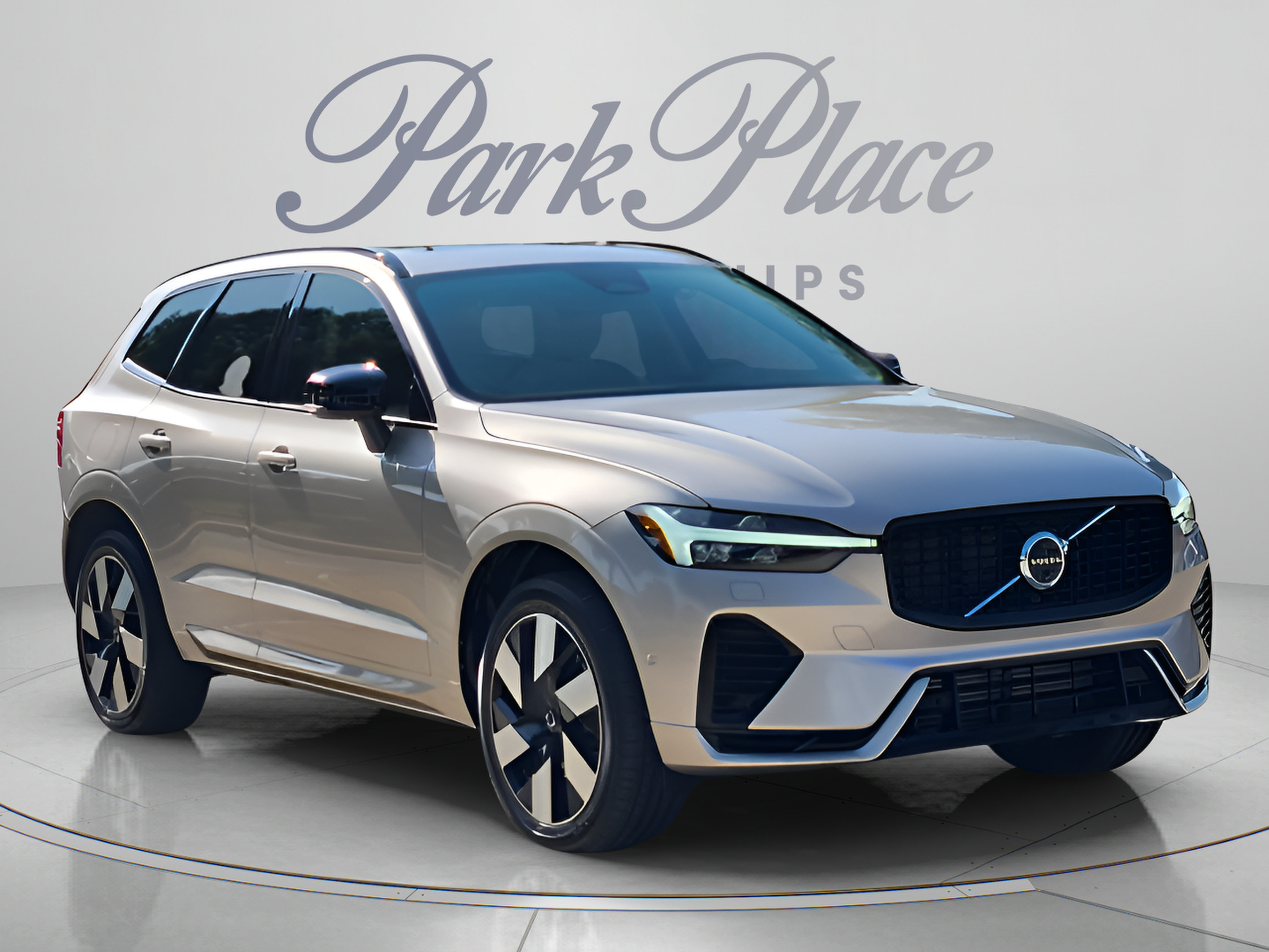 Used 2025 Volvo XC60 T8 Plus w/ Protection Package Premier AWD/4WD image 4