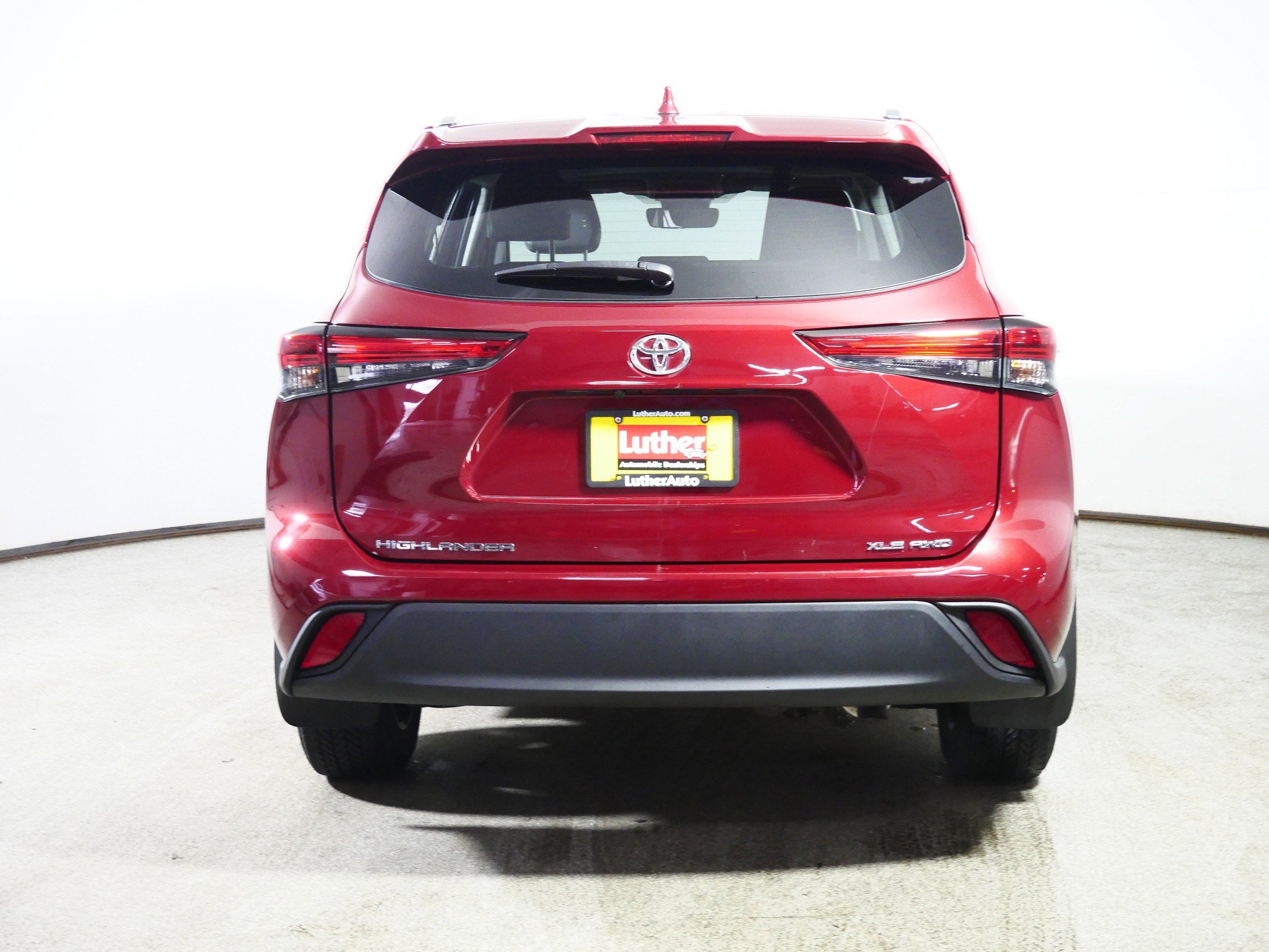 Used 2021 Toyota Highlander XLE AWD/4WD image 6