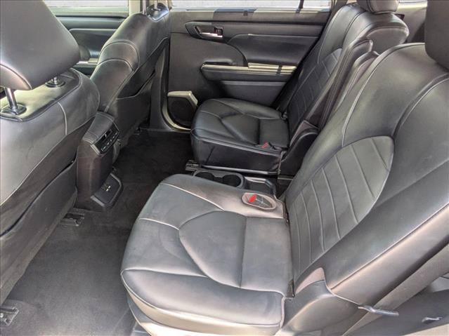 Used 2021 Toyota Highlander XLE FWD image 18