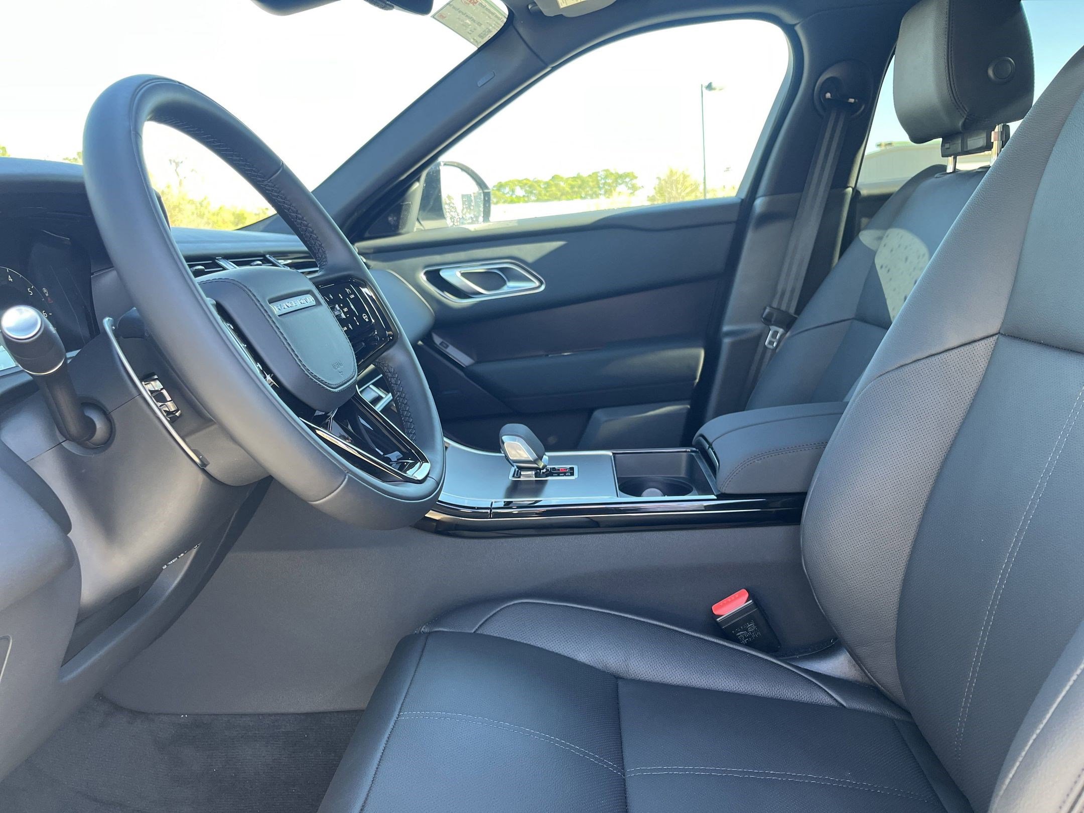 New 2026 Land Rover Range Rover Velar Dynamic SE image 4