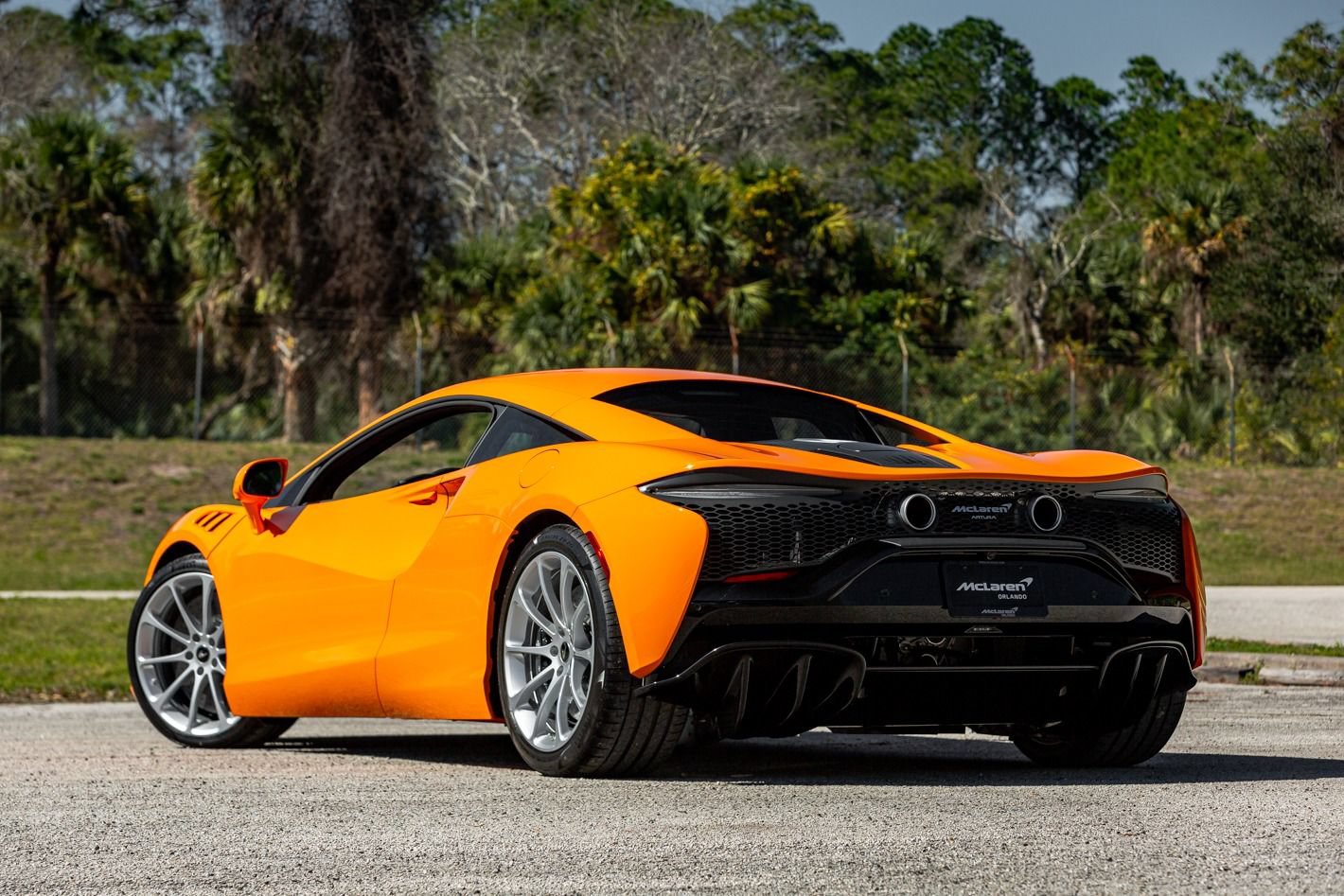 Used 2024 McLaren Artura RWD image 26