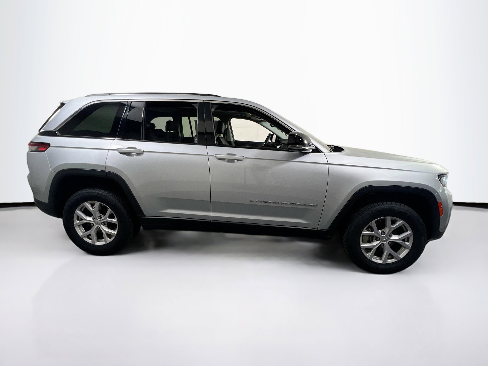 Used 2022 Jeep Grand Cherokee Limited image 4