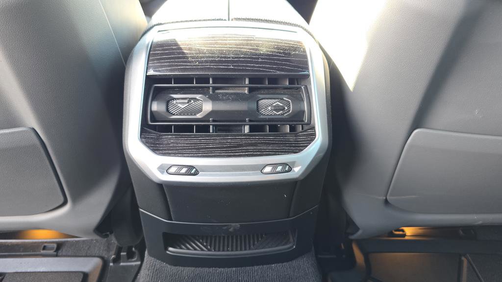 Used 2025 BMW 760i xDrive w/ Premium Package image 32